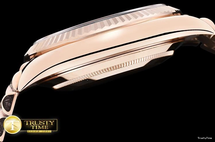 0306 RDD0208A – DayDate 40mm FlexibleFit 680